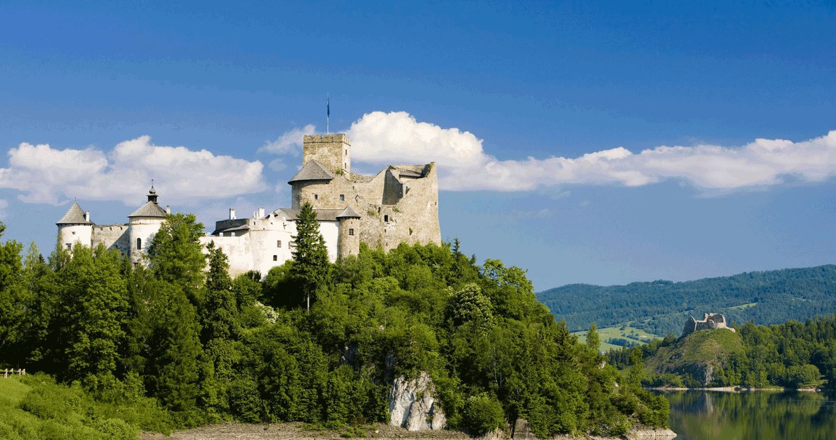 Zamek Czorsztyński otacza utworzony w XX wieku Zalew Czorsztyński. /123RF/PICSEL