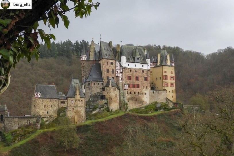 Zamek Eltz zachwyca monumentalnością i góruje nad okolicą wśród lasów /@burg_eltz /Instagram