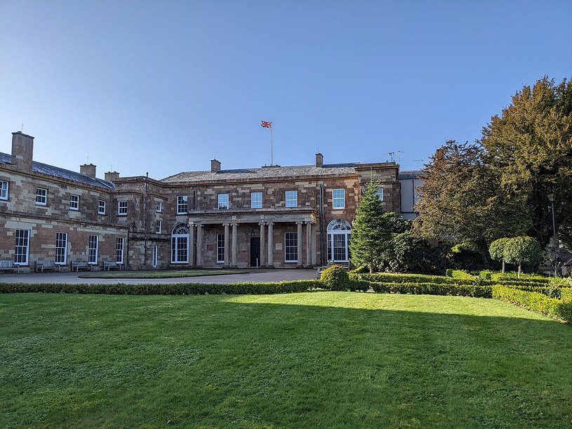 Zamek Hillsborough był oficjalną rezydencją królowej podczas wizyt w Irlandii Północnej /Xandered811 /Wikipedia