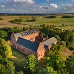 Zamek i jezioro na sprzedaż. Twierdza na Mazurach czeka na nowego właściciela