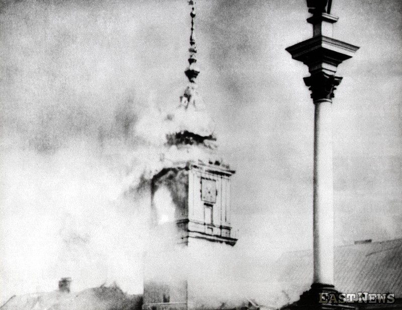 Zamek Królewski w Warszawie płonie po zbombardowaniu przez Niemców we wrześniu 1939 r. /Laski Diffusion /East News