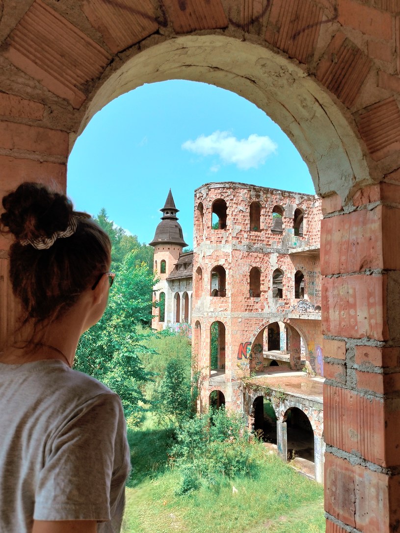 Zamek kryje w sobie wiele korytarzy i pomieszczeń, w których można się zgubić, zwiedzając go /Karolina Iwaniuk  /Archiwum autora
