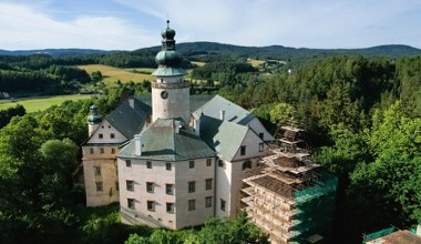 Zamek, który łączy w sobie trzy epoki. Znajduje się na północy Czech