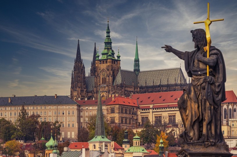 Zamek na Hradczanach prezentuje się okazale z centrum Pragi /123RF/PICSEL