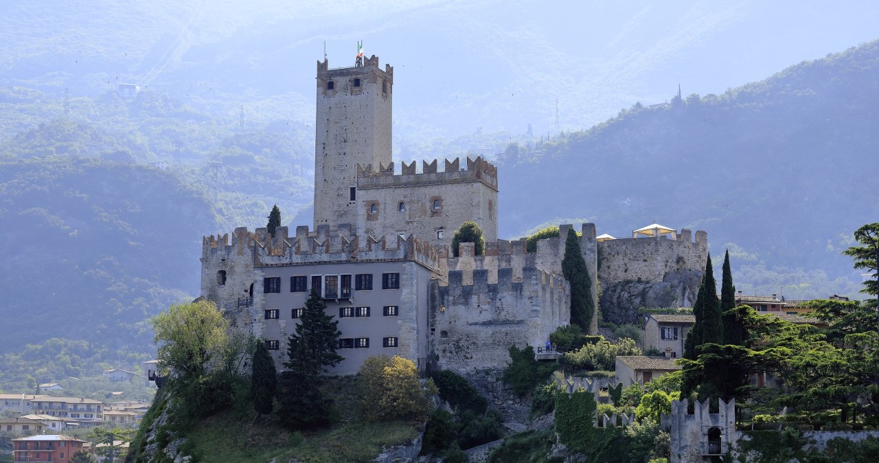 Zamek o bogatej historii nad Jeziorem Garda. Koniecznie musisz odwiedzić to miejsce /Falk2 /CC BY-SA 4.0