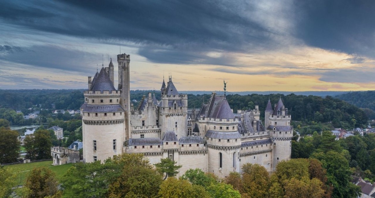 Zamek Pierrefonds posłużył za scenografię do wielu znanych produkcji /Yann Avril/Bios Photo /East News