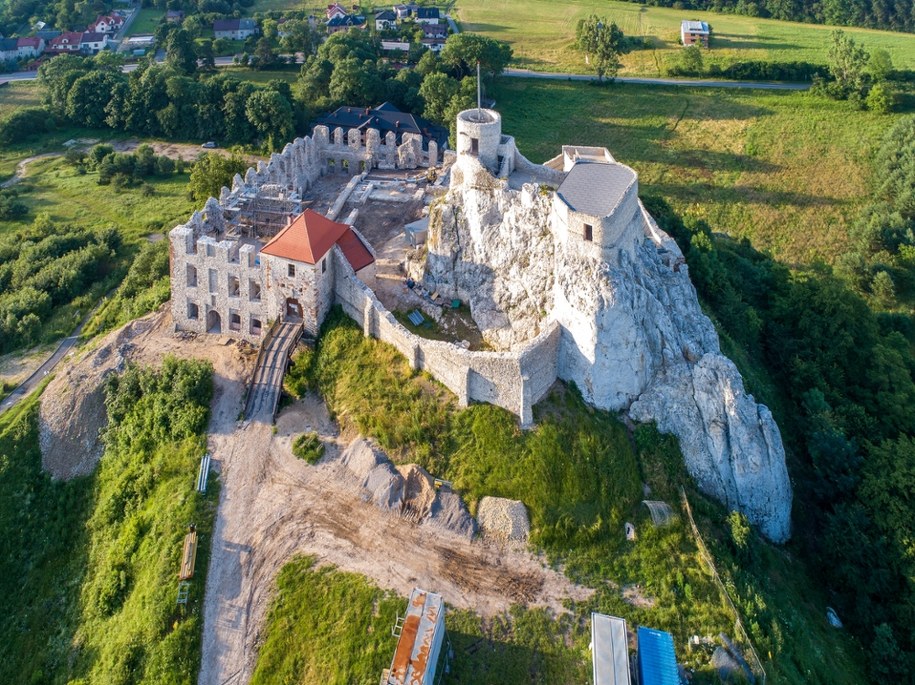 Zamek Rabsztyn – historia, legendy i atrakcje na Szlaku Orlich Gniazd /Shutterstock