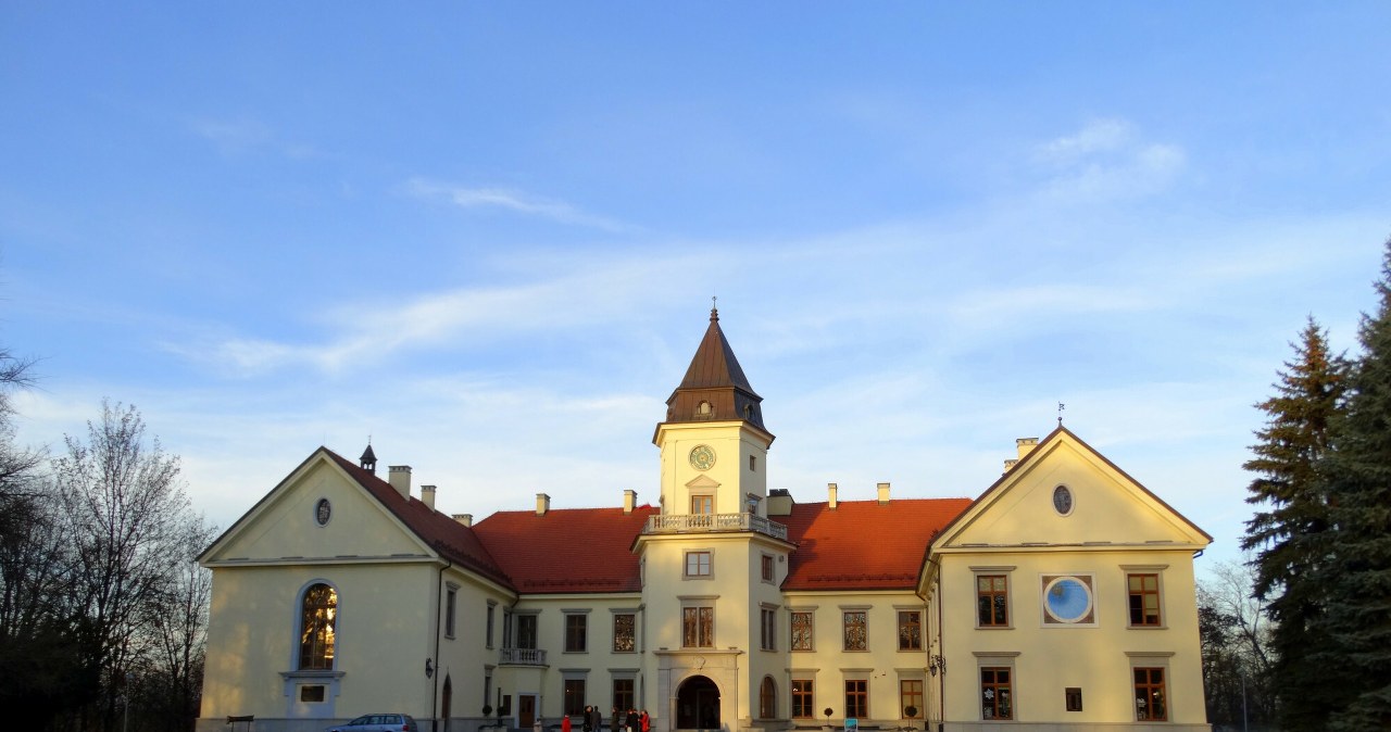 Zamek Tarnowskich w Dzikowie to idealne miejsce na jesienną wycieczkę /foto: Albin Marciniak /East News