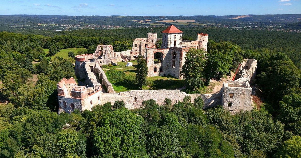 Zamek Tenczyn robi wrażenie nawet z odległości. To wyjątkowe miejsce na mapie Polski /Albin Marciniak/East News /East News