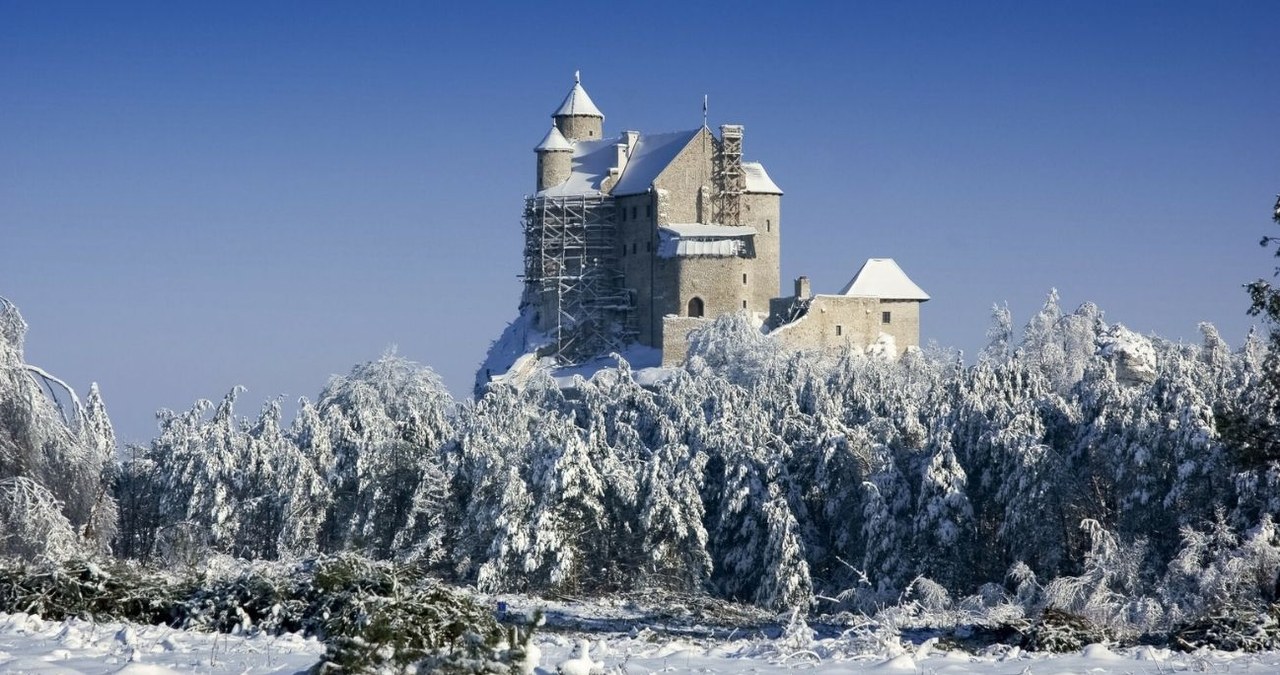 Zamek w Bobolicach malowniczo prezentuje się w szacie zimowej /Dariusz Zarod /East News