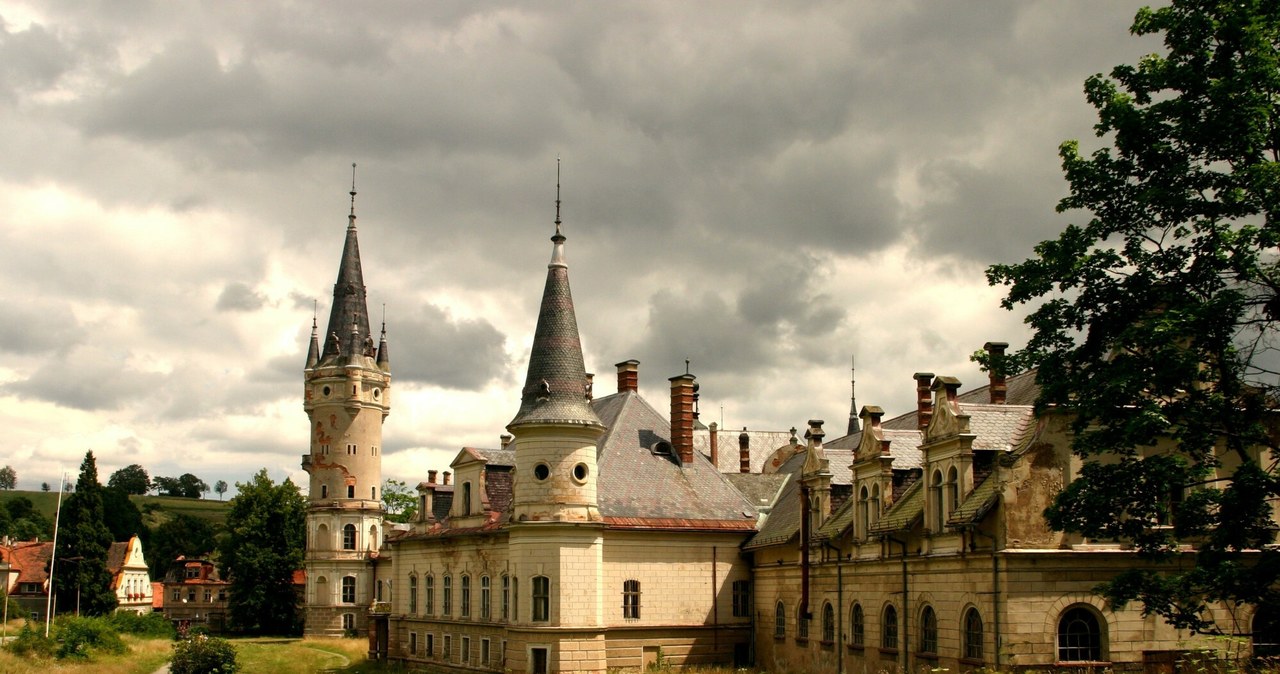 Zamek w Bożkowie swój obecny kształt uzyskał po przebudowach z XIX wieku. /East News