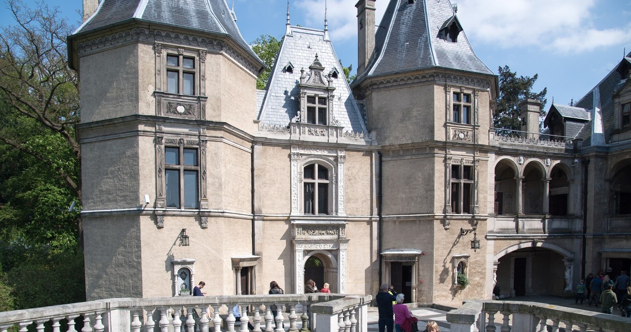 Zamek w Gołuchowie wraz z parkiem udostępniony jest dla zwiedzających. Warto odwiedzić to miejsce jesienią /East News