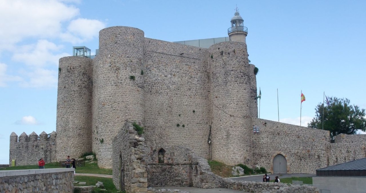 Zamek w Hiszpanii przyciąga coraz więcej turystów /Javi Guerra Hernando /CC BY-SA 4.0