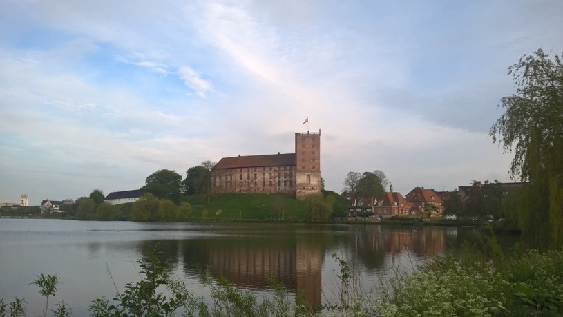 Zamek w Koldyndze położony jest nad brzegiem jeziora /Adam Wieczorek /INTERIA.PL