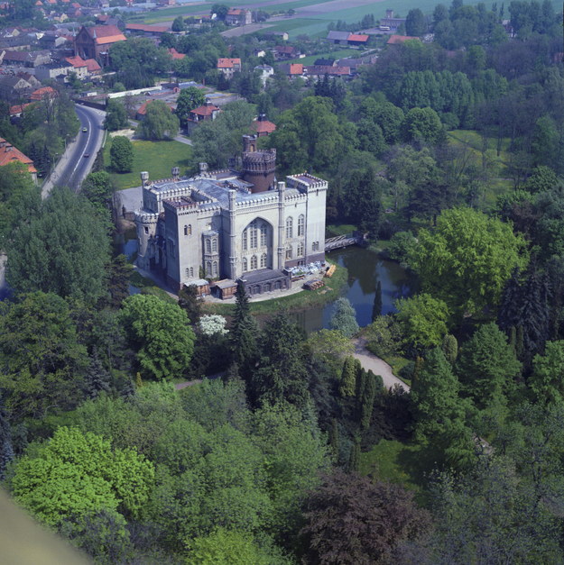 Zamek w Kórniku z lotu ptaka /Ireneusz Sobieszczuk, Leszek Wróblewski  /PAP