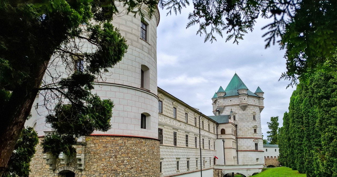 Zamek w Krasiczynie zachwyca między innymi sgraffitowymi zdobieniami oraz czterema basztami /East News