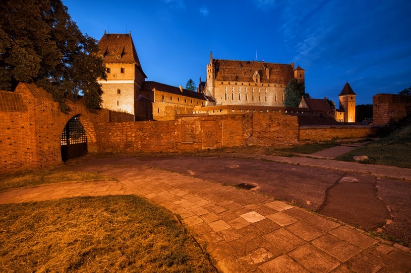 Zamek w Malborku można też zwiedzać nocą /123RF/PICSEL