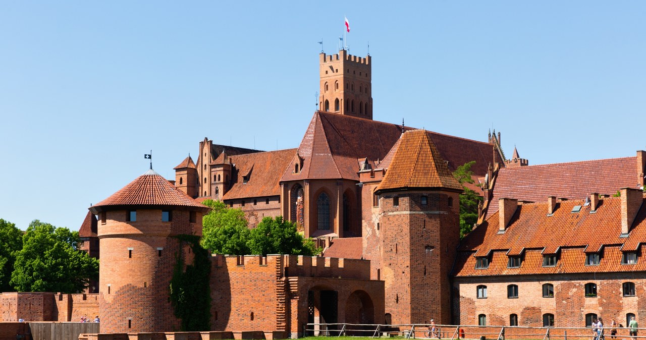 Zamek w Malborku to największy z zachowanych w Europie zamków średniowiecznych. To potężna twierdza, którą można zwiedzać. /123RF/PICSEL