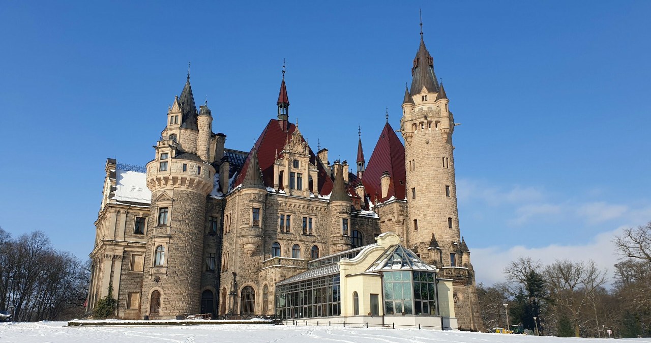 Zamek w Mosznej to bajkowy budynek, w którym w okresie świątecznym organizowany jest wyjątkowy jarmark. Co czeka na odwiedzających? /Polska Press/East News /East News