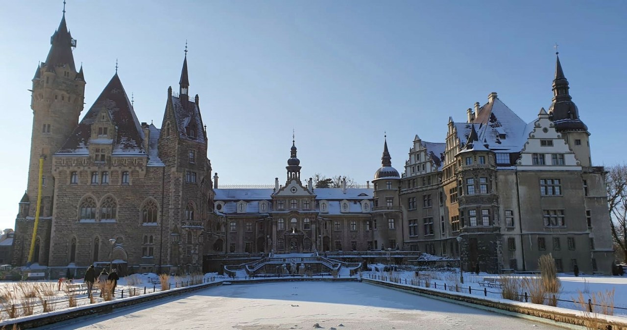 Zamek w Mosznej to miejsce, które warto odwiedzić bez względu na porę roku. /Tomasz Wróblewski /East News