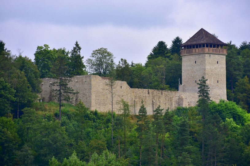 Zamek w Muszynie przyciąga wielu turystów. Po zimie całkowite zwiedzanie zamku znów jest możliwe. /Albin Marciniak/East News /East News