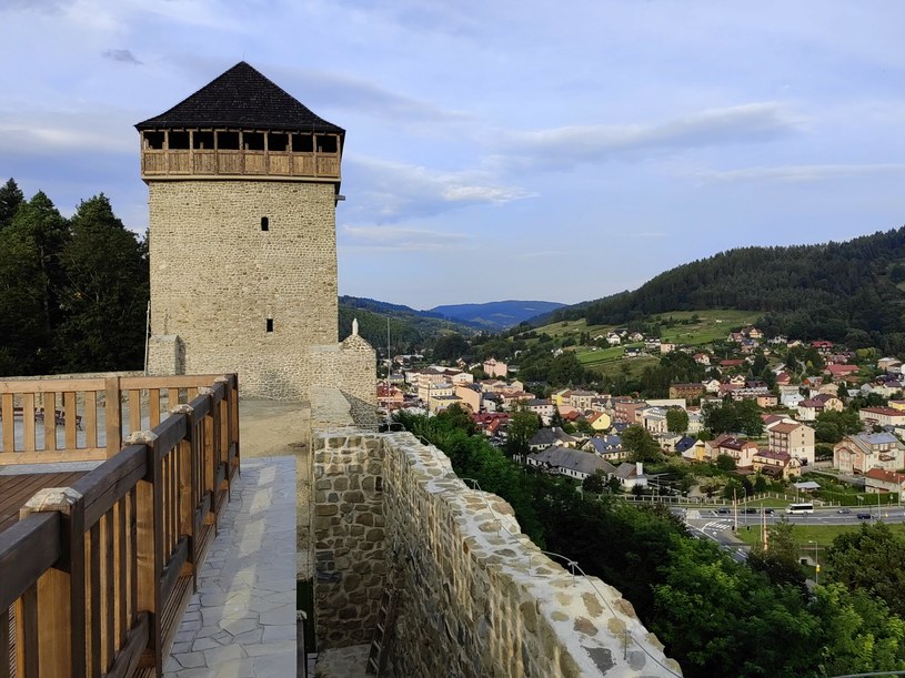 Zamek w Muszynie to jedna z największych atrakcji w regionie. Ruiny warowni zostały odbudowane i udostępnione turystom. /Albin Marciniak/East News /East News