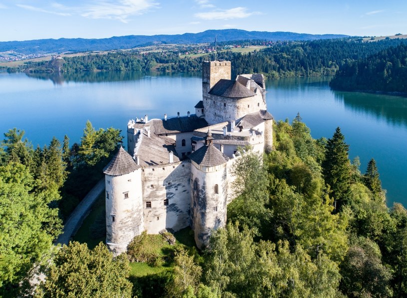 Zamek w Niedzicy i Jezioro Czorsztyńskie to idealne miejsce na udany urlop /123RF/PICSEL