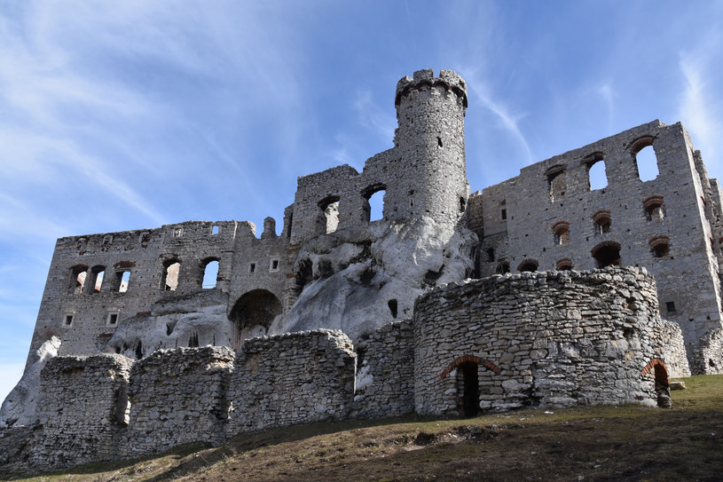 Zamek w Ogrodzieńcu to coś więcej niż imponująca budowla sprzed kilkuset lat /East News
