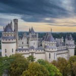 Zamek ze znanego serialu istnieje naprawdę. Rzeźby tworzą baśniowy klimat