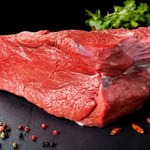 Zamiana czerwonego mięsa na drób w diecie może obniżać ryzyko raka piersi