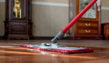 Zamiast do ciasta, wsypuję do wiadra z wodą. Na podłodze nie ma smug i zacieków