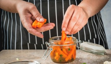 Zamiast do rosołu, wrzuć do słoika. Ukiś i ciesz się zdrowiem przez całą zimę