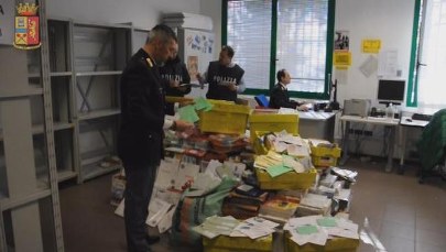 Zamiast do skrzynek wrzucał listy do swojego garażu. Tak przez 8 lat