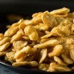 czosnek Zamiast gotować, piekę bób. Podaję na imprezach zamiast chipsów i dodaję do sałatek