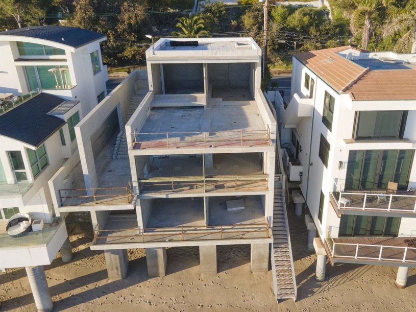 Zamiast idealnego domu w Malibu Kanye West ma obecnie nieskończony plac budowy /Backgrid USA /Agencja FORUM