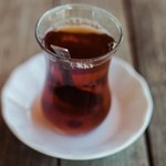 Zamiast kawy, wypij rano herbatę z aromatycznym dodatkiem. Odchudzanie pójdzie ci o wiele łatwiej