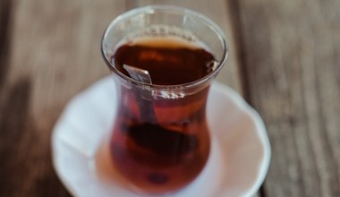 Zamiast kawy, wypij rano herbatę z aromatycznym dodatkiem. Odchudzanie pójdzie ci o wiele łatwiej