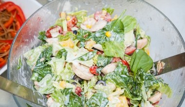 Zamiast klasycznej surówki. Nietypowy składnik zmienia obiad w ucztę