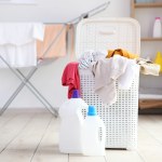 Zamiast kosza na pranie stawiają w łazience to. Nie rzuca się w oczy i wygląda stylowo