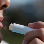 Zamiast kupnymi szminkami smaruję usta tym. Są gładkie i nawilżone nawet w mrozy