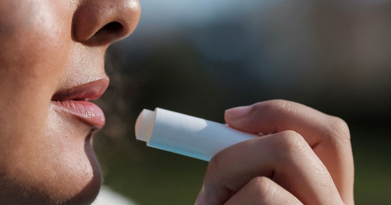 ​Zamiast kupnymi szminkami smaruję usta tym. Są gładkie i nawilżone nawet w mrozy /adobestock /INTERIA.PL