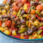 Zamiast kupować w budce, zrób zdrowszą wersję w domu. Prosta zapiekanka kebab  