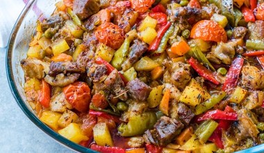 Zamiast kupować w budce, zrób zdrowszą wersję w domu. Prosta zapiekanka kebab  