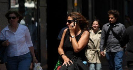 Zamiast lepszych telefonów - potrzebujemy lepszych baterii /AFP