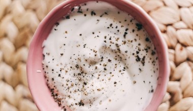 Zamiast majonezu na Święta Wielkanocne podaj jajka z sosem chrzanowym. Jest o wiele zdrowszy