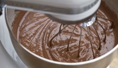 Zamiast masła użyj tego. Ciasto wychodzi wilgotne, lekkie i mniej kaloryczne   