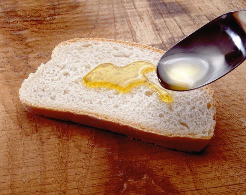 Zamiast masła zjedz czasami kromkę z oliwą /123RF/PICSEL