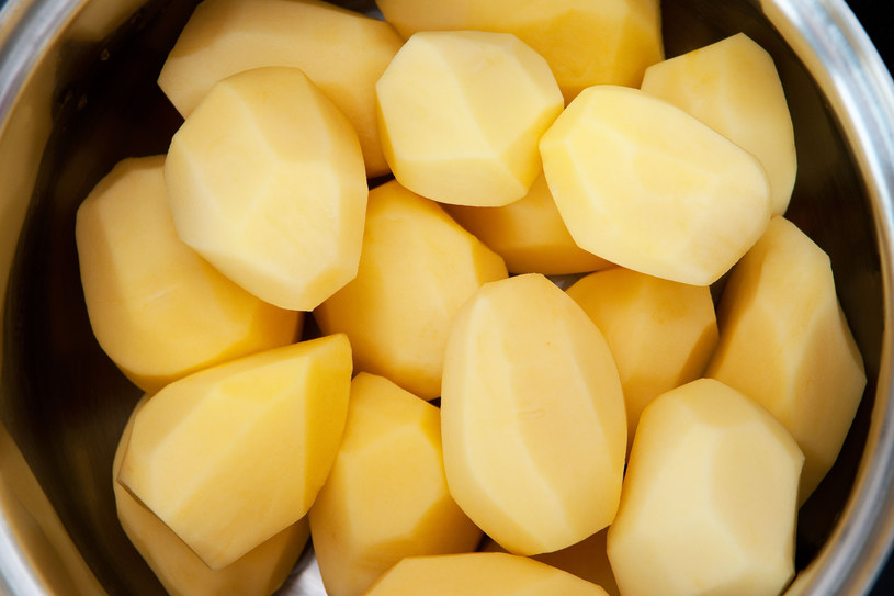 Zamiast męczyć się z tarciem ziemniaków na placki, ugotuj je. /123RF/PICSEL