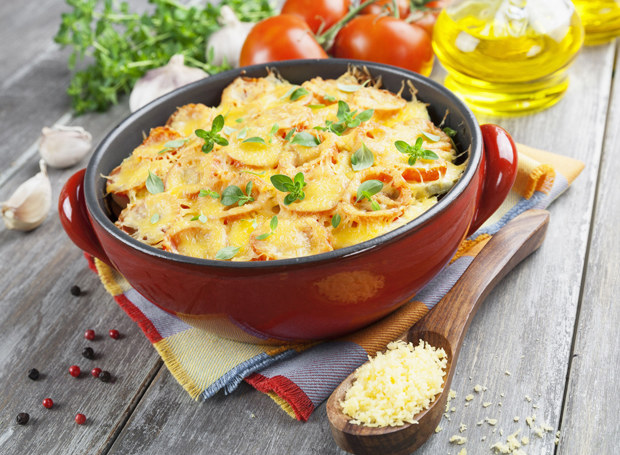 Zamiast mozarelli, do posypania zapiekanki możesz użyć żółtego sera /123RF/PICSEL