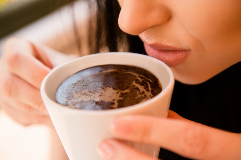 Zamiast od kawy zacznij dzień od szklanki wody. Kawę wypij nieco później /123RF/PICSEL